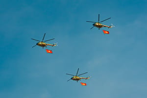 3 trực thăng Mi-171 số hiệu SAR02, SAR03, SAR04 trên bầu trời TP.HCM ngày 27/04/2025