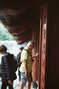 Du khách tham quan Văn Miếu – Quốc Tử Giám