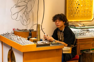 Một thợ kim hoàn đang sửa chữa đồ