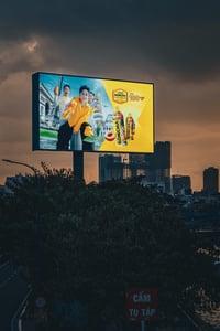 Trà BONCHA OOH và biển báo "Cấm tụ tập"