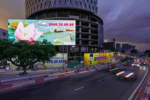 Quảng cáo ốp lưng tòa nhà Tower ONE