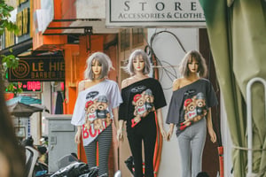 Ma-nơ-canh trước 1 shop thời trang