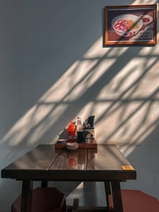 Nắng sớm hắt qua khung cửa sổ một tiệm mì cũ