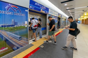 Hành khách bước lên Metro Sài Gòn tuyến Nhà hát Thành phố