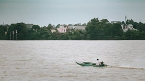 Chiếc ghe trên sông
