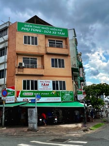 Một tiệm sửa xe với các bảng hiệu được tài trợ bởi Castrol
