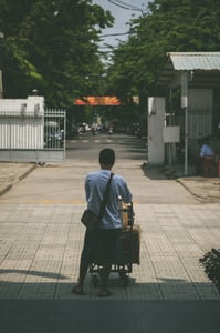 Đẩy hành lý ra cổng
