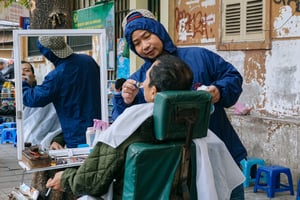 Cạo râu trên đường phố