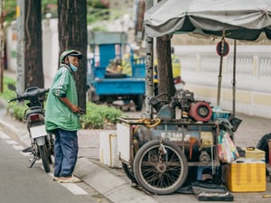 Bác tài Grab bơm bánh xe