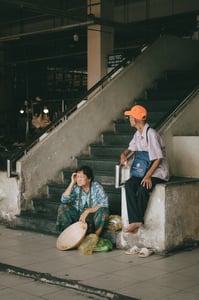 Ông bà bán vé số trong Chợ Bà Chiểu