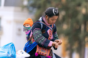 Mẹ địu con