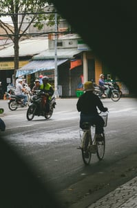 Bà lão đi xe đạp