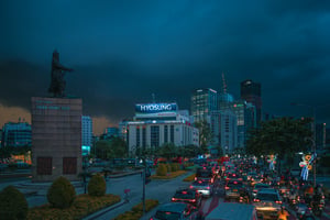 Tượng Đức Thánh Trần Hưng Đạo chỉ về điểm kẹt xe