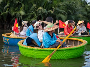 Nữ du khách tham quan rừng dừa Bảy Mẫu trên thuyền thúng
