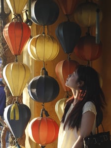 Cô gái nhìn đèn lồng Hội An