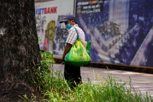 Người đàn ông đi vệ sinh vào gốc cây