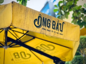 Cây dù trưng bày của quán Ông Bầu