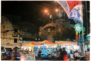 Phố đêm Việt Nam rực rỡ ánh đèn trang trí và dòng người di chuyển nhộn nhịp