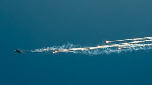 Tiêm kích Su-30MK2 thả bẫy nhiệt
