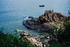 Con thuyền trên biển