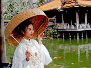 Cô gái trong cổ phục