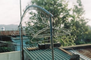 Một giá phơi đồ trên sân thượng
