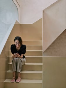 Một cô gái đang nhắn tin với người yêu