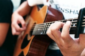 Gảy đàn guitar