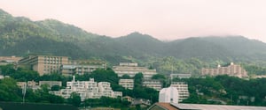 Những toà nhà đô thị dưới chân núi