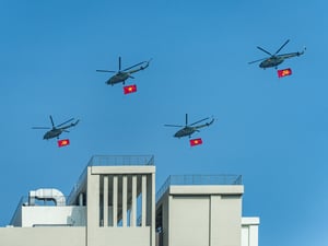 Đội bay trực thăng diễu binh qua tòa nhà