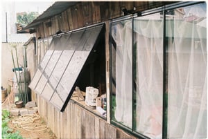 Một góc làm việc bên trong căn nhà gỗ