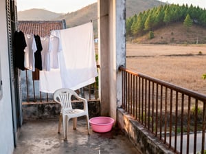 Cảnh giặt phơi đồ bằng thay ở nông thôn