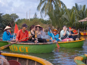 Du khách tham quan rừng dừa Bảy Mẫu trên thuyền thúng
