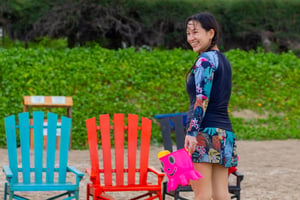 Cô gái mỉm cười bên bãi biển
