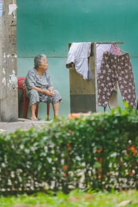 Bà lão chờ phơi đồ