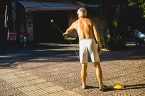 Người đàn ông chơi quần vợt