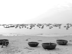 Thuyền thúng trên bờ biển