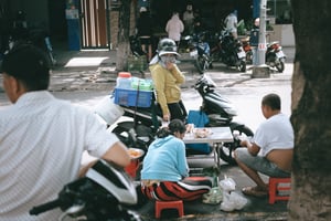 Bán thịt gà nóng giữa đường