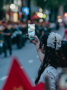 Cô gái chụp hình diễu binh