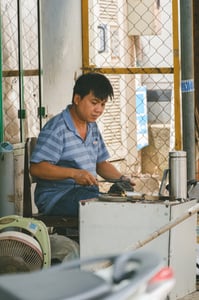 Thanh niên tiệm hàn