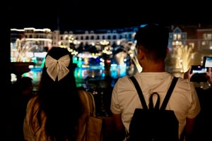 Cặp đôi thưởng thức show trình diễn ánh sáng