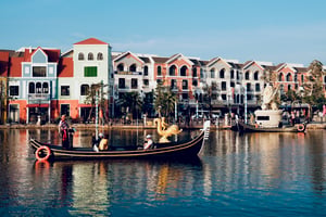Thuyền trên sông