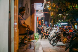 Bác bảo vệ ngồi trông xe