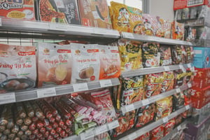 Kệ hàng trong một cửa hàng tiện lợi