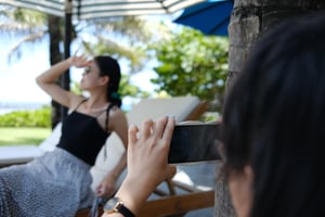 Paparazzi theo dõi người nổi tiếng