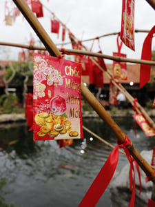 Lộc trên cành nêu