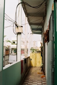 Góc hành lang của khu chung cư cũ