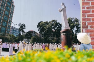 Người bán hàng trong nhìn vào bức tranh Chúa