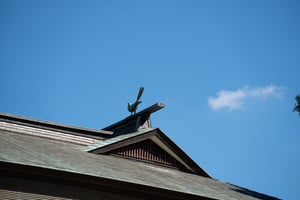 Tượng chim phượng hoàng đuôi dài trên đỉnh mái đền Ikuta, Kobe