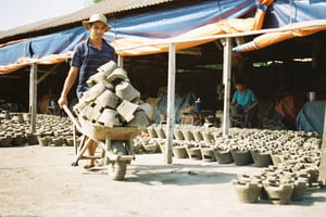Mang bếp lò ra sân phơi